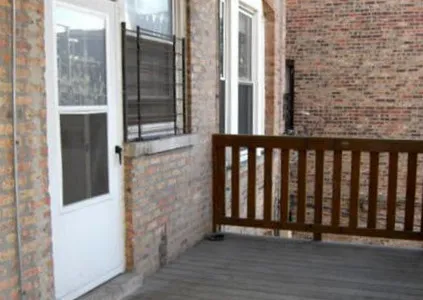 900-902 W Montrose Apartments