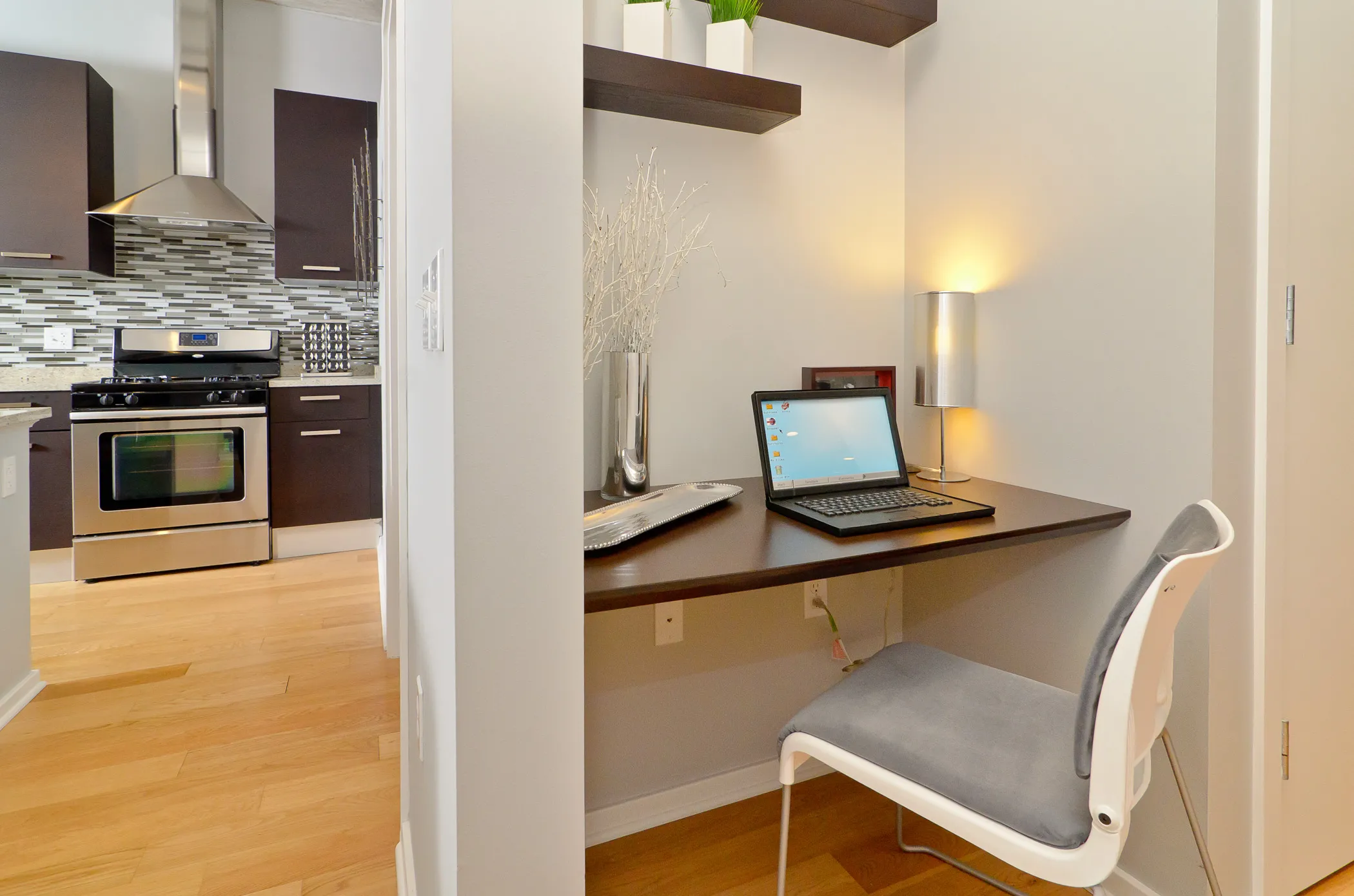 dining room at Roosevelt Collection Lofts in the South Loop
