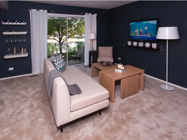 exterior of Village Green of Schaumburg Apartments in Schaumburg, IL