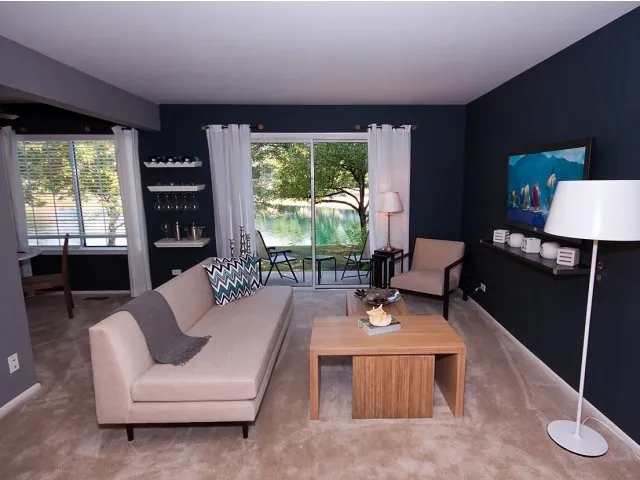 exterior of Village Green of Schaumburg Apartments in Schaumburg, IL