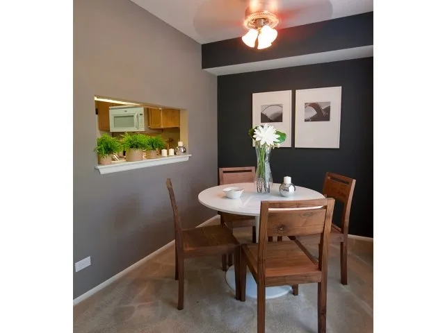 exterior of Village Green of Schaumburg Apartments in Schaumburg, IL