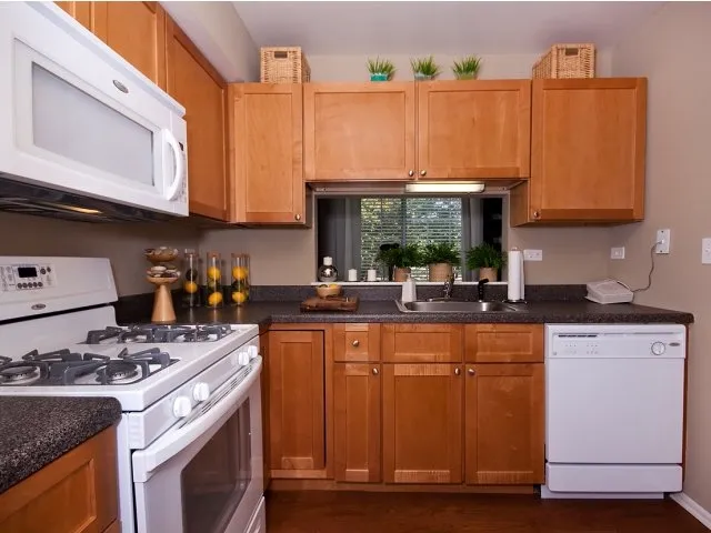 exterior of Village Green of Schaumburg Apartments in Schaumburg, IL