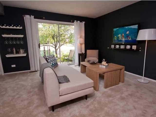 exterior of Village Green of Schaumburg Apartments in Schaumburg, IL