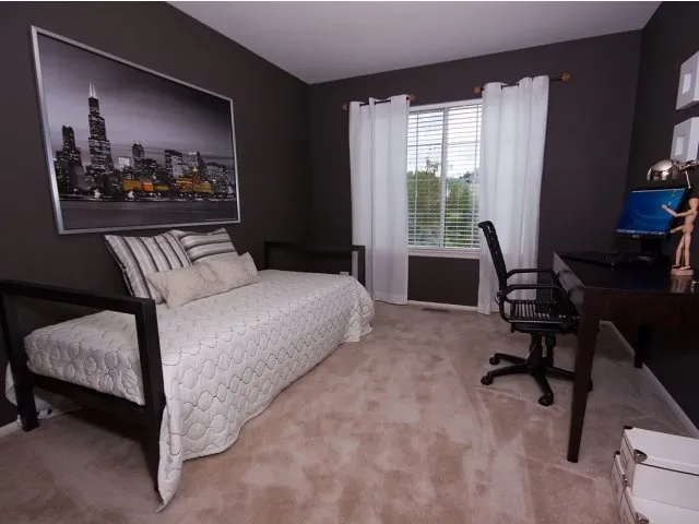 exterior of Village Green of Schaumburg Apartments in Schaumburg, IL