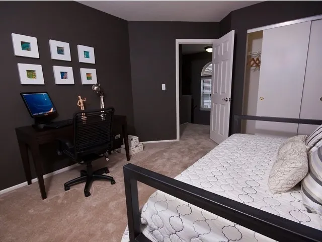 exterior of Village Green of Schaumburg Apartments in Schaumburg, IL