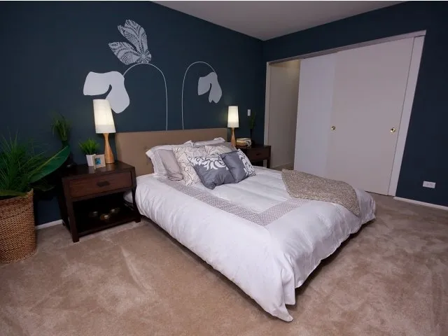 exterior of Village Green of Schaumburg Apartments in Schaumburg, IL