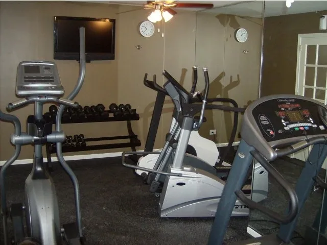 exterior of Village Green of Schaumburg Apartments in Schaumburg, IL