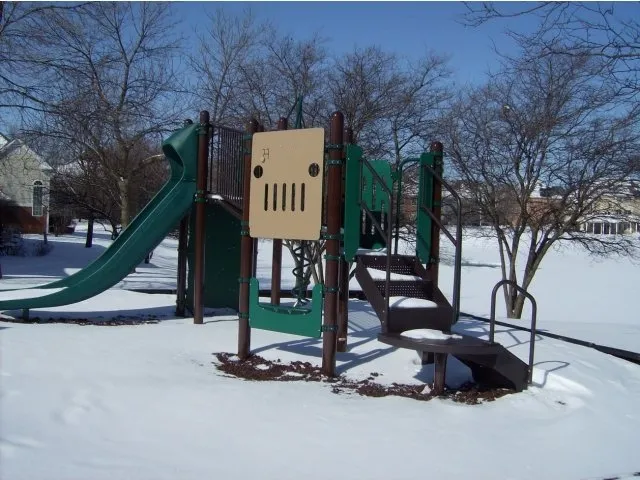 exterior of Village Green of Schaumburg Apartments in Schaumburg, IL