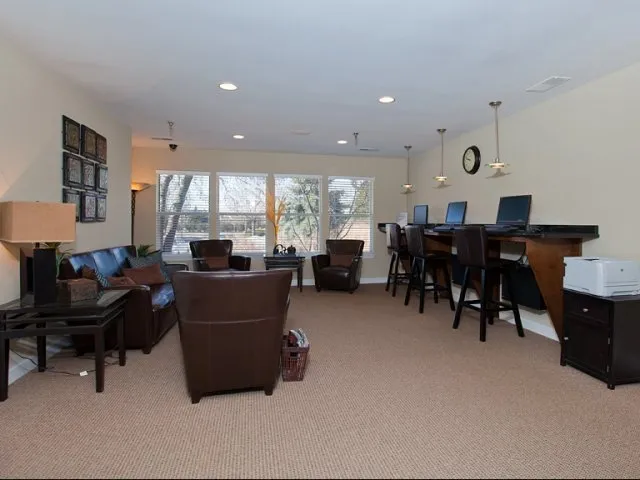 entry of Hunter’s Glen Apartments in Aurora, IL