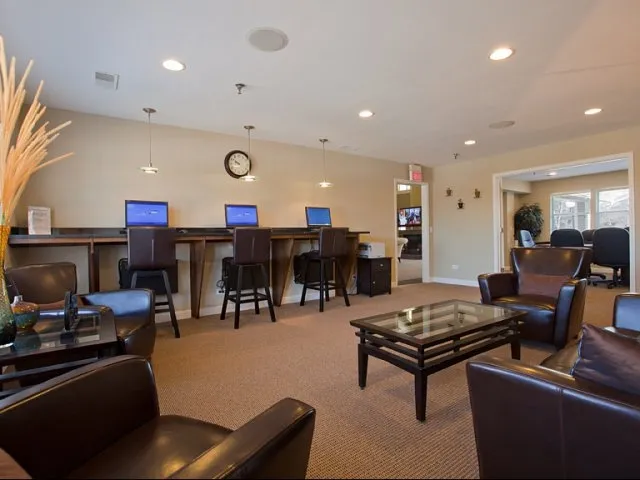 entry of Hunter’s Glen Apartments in Aurora, IL