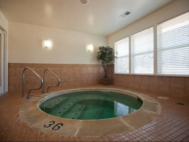 entry of Hunter’s Glen Apartments in Aurora, IL