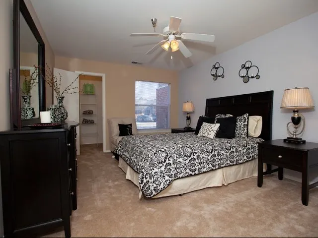 entry of Hunter’s Glen Apartments in Aurora, IL