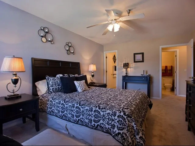 entry of Hunter’s Glen Apartments in Aurora, IL