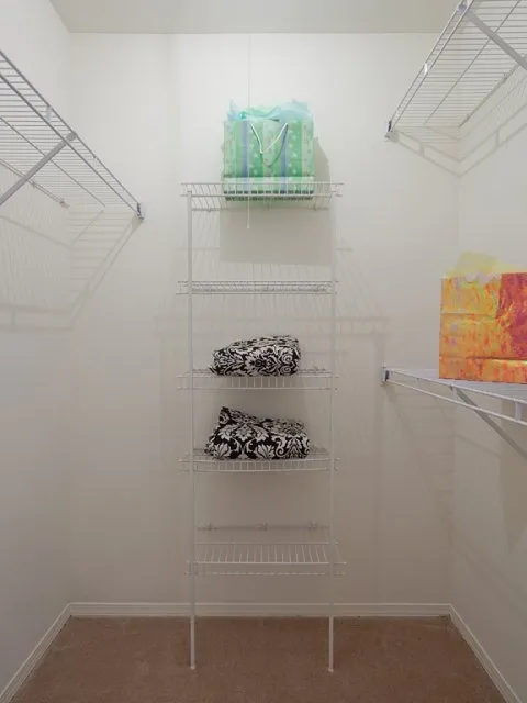 entry of Hunter’s Glen Apartments in Aurora, IL