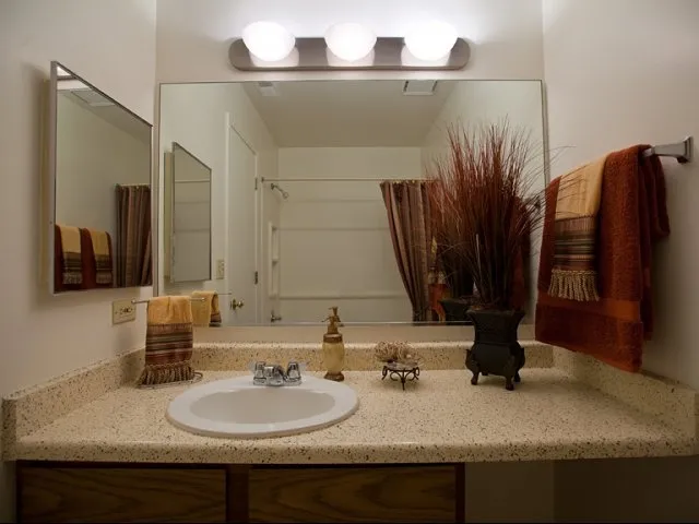 entry of Hunter’s Glen Apartments in Aurora, IL