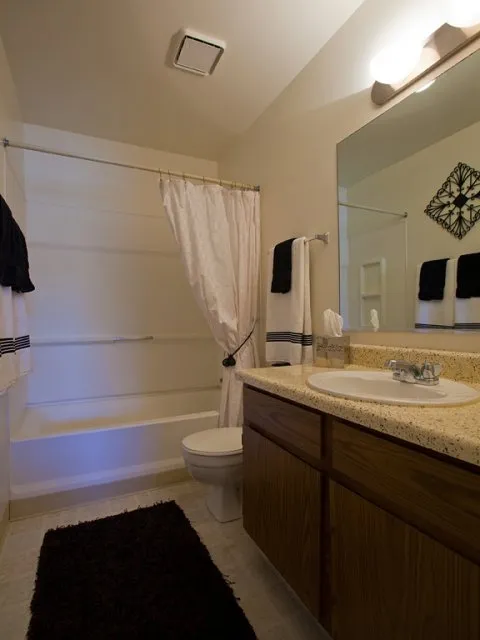 entry of Hunter’s Glen Apartments in Aurora, IL