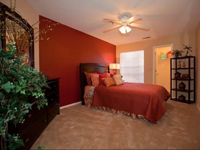 entry of Hunter’s Glen Apartments in Aurora, IL