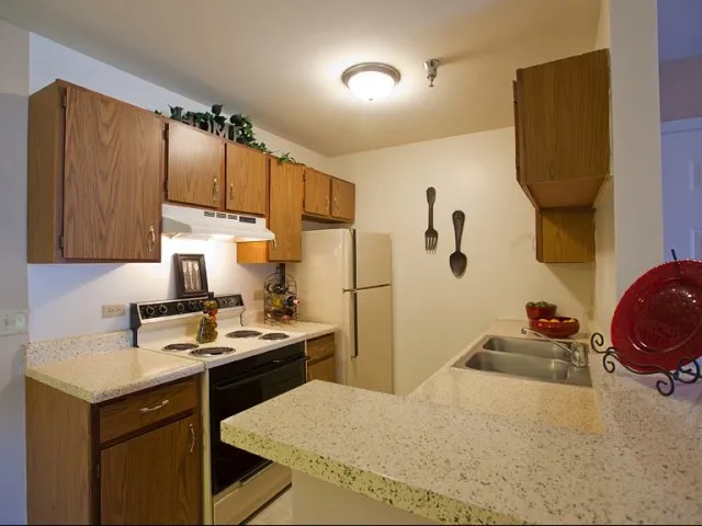 entry of Hunter’s Glen Apartments in Aurora, IL