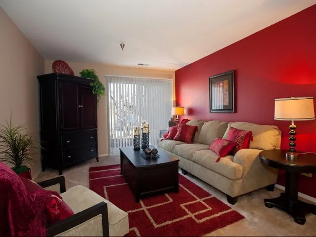 entry of Hunter’s Glen Apartments in Aurora, IL