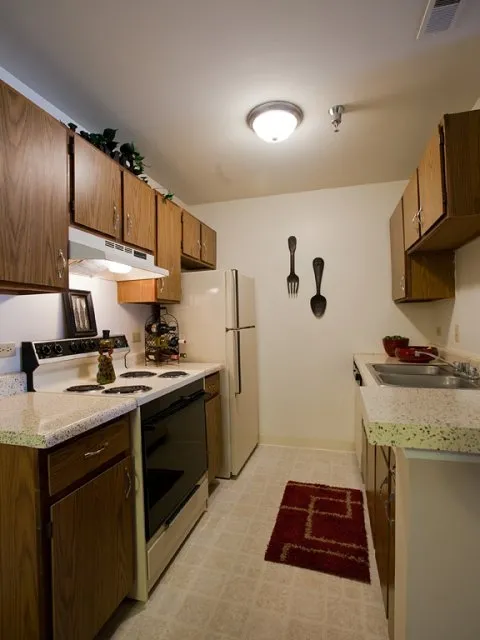 entry of Hunter’s Glen Apartments in Aurora, IL