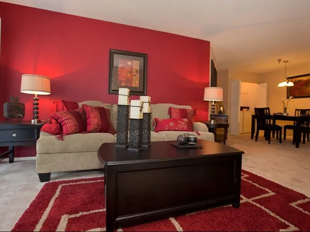 entry of Hunter’s Glen Apartments in Aurora, IL