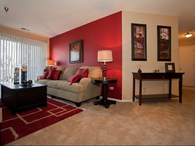 entry of Hunter’s Glen Apartments in Aurora, IL