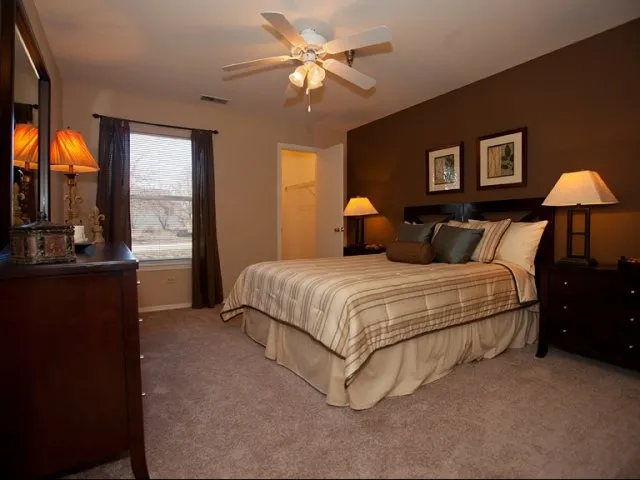 entry of Hunter’s Glen Apartments in Aurora, IL