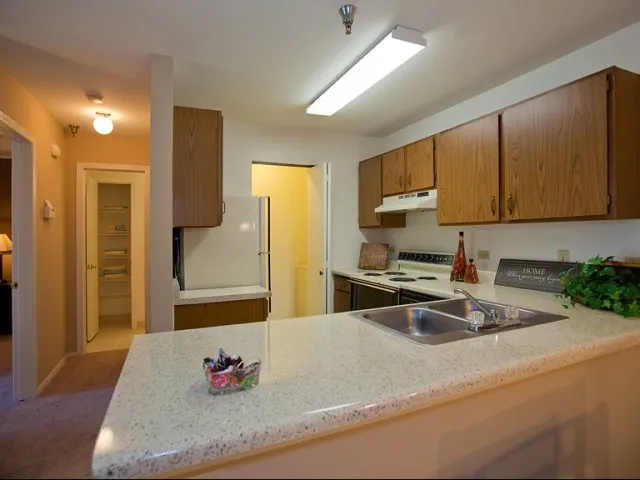 entry of Hunter’s Glen Apartments in Aurora, IL