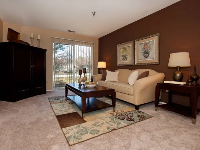 entry of Hunter’s Glen Apartments in Aurora, IL