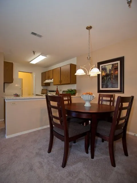 entry of Hunter’s Glen Apartments in Aurora, IL