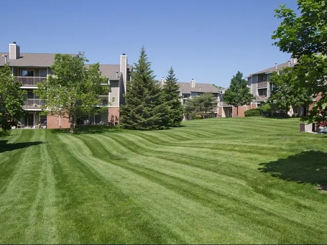 entry of Hunter’s Glen Apartments in Aurora, IL