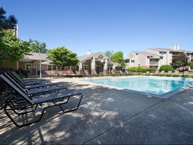 entry of Hunter’s Glen Apartments in Aurora, IL
