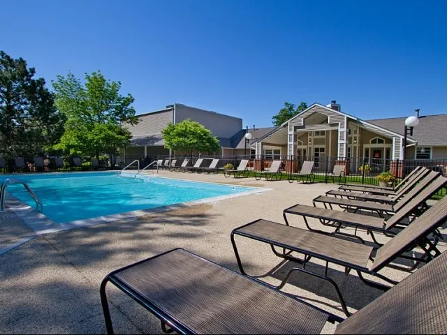 entry of Hunter’s Glen Apartments in Aurora, IL