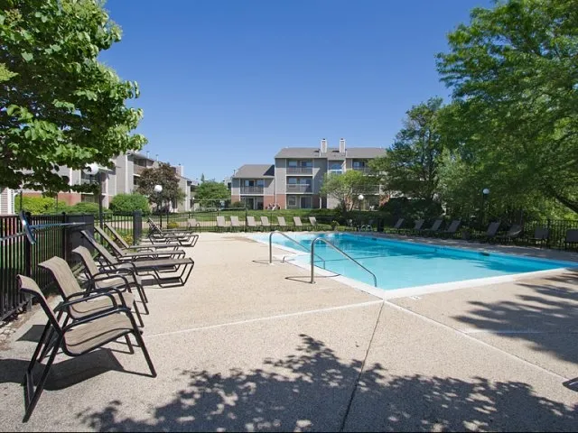 entry of Hunter’s Glen Apartments in Aurora, IL