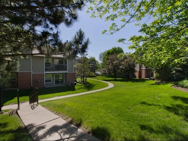 entry of Hunter’s Glen Apartments in Aurora, IL