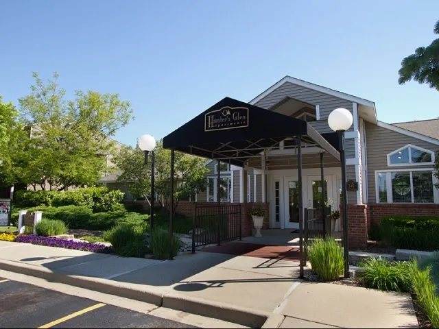 entry of Hunter’s Glen Apartments in Aurora, IL