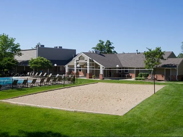 entry of Hunter’s Glen Apartments in Aurora, IL