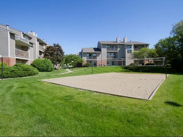 entry of Hunter’s Glen Apartments in Aurora, IL