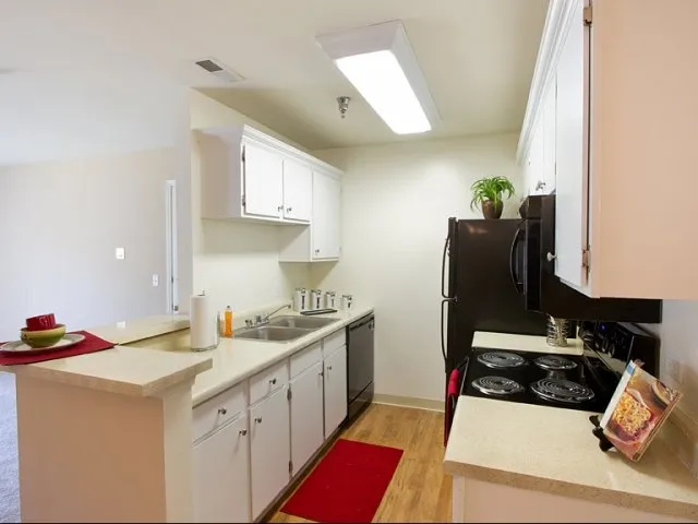 entry of Hunter’s Glen Apartments in Aurora, IL