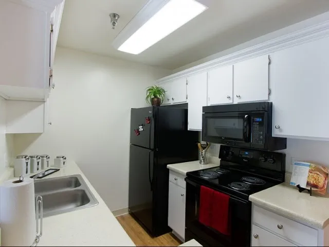 entry of Hunter’s Glen Apartments in Aurora, IL