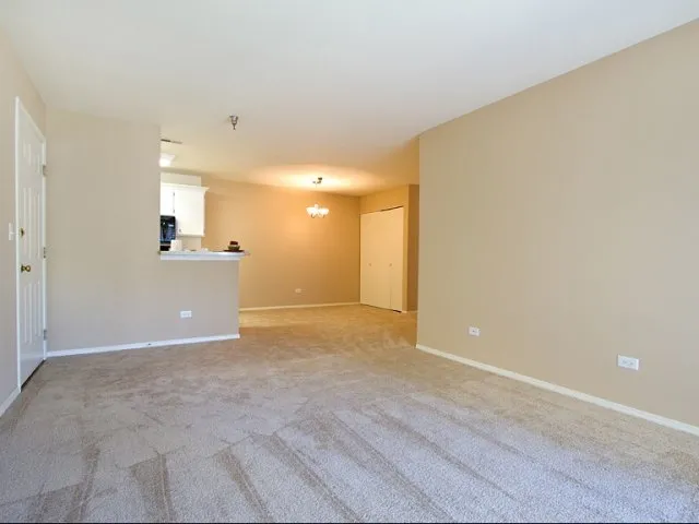 entry of Hunter’s Glen Apartments in Aurora, IL