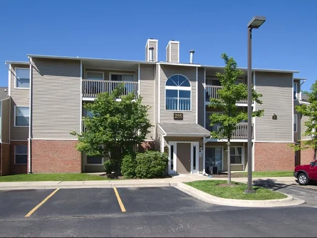entry of Hunter’s Glen Apartments in Aurora, IL