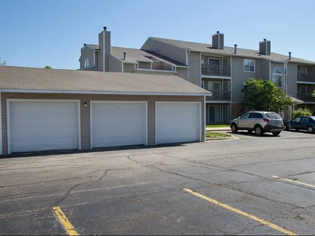 entry of Hunter’s Glen Apartments in Aurora, IL