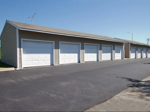 entry of Hunter’s Glen Apartments in Aurora, IL