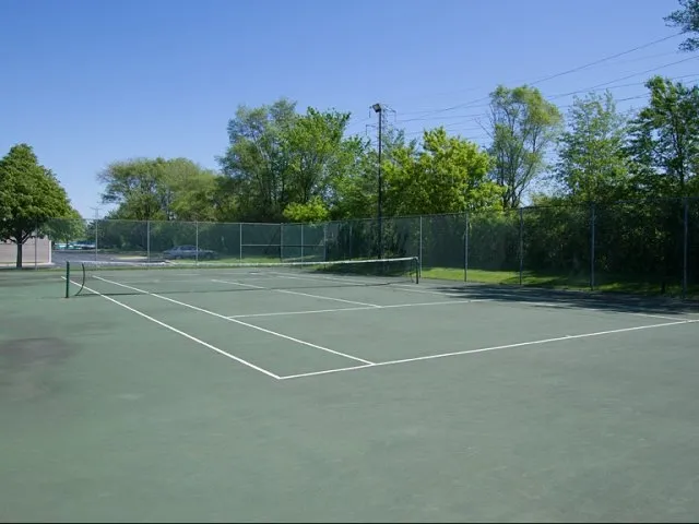 entry of Hunter’s Glen Apartments in Aurora, IL