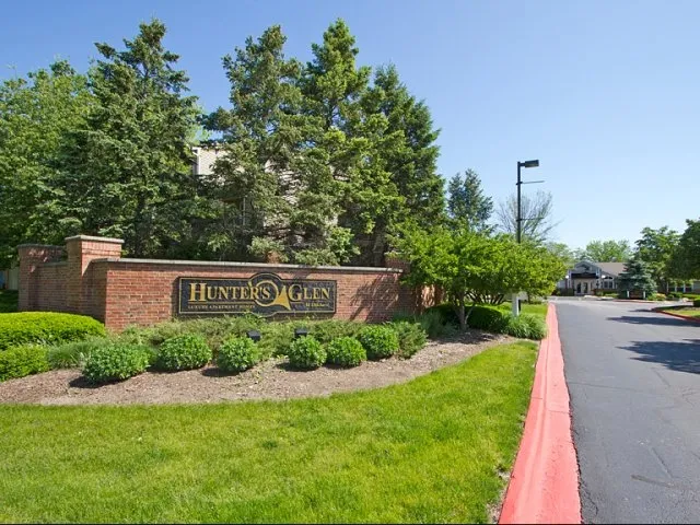 entry of Hunter’s Glen Apartments in Aurora, IL