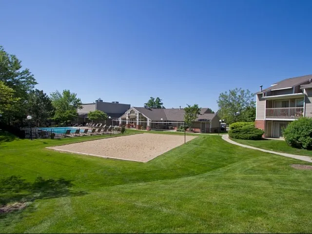 entry of Hunter’s Glen Apartments in Aurora, IL