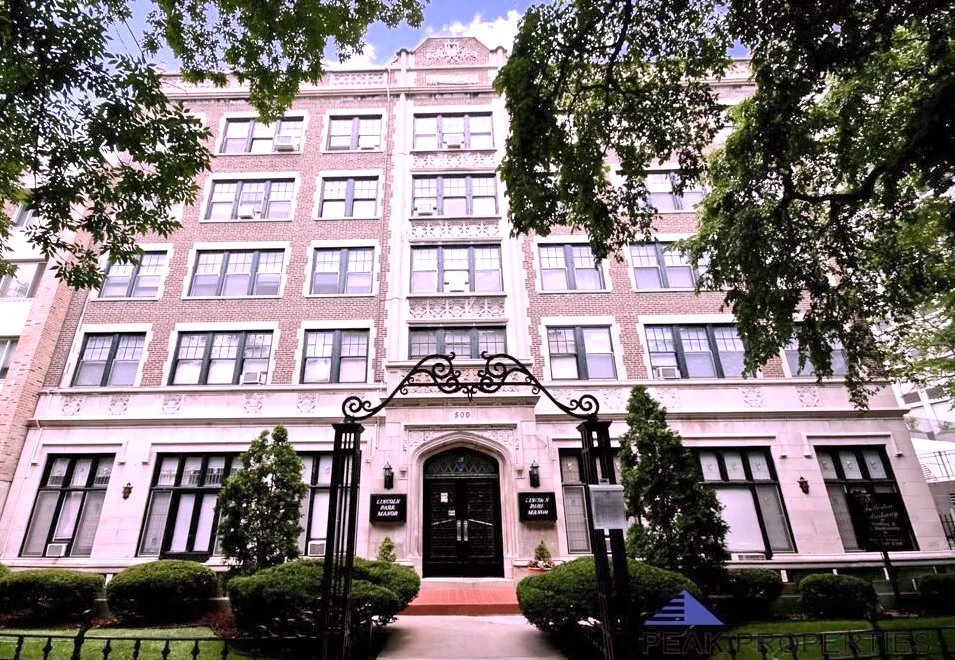 500 W. Fullerton Apartments