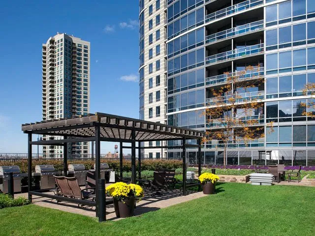 outdoor amenity space at Kingsbury Plaza Apartments in River North Chicago