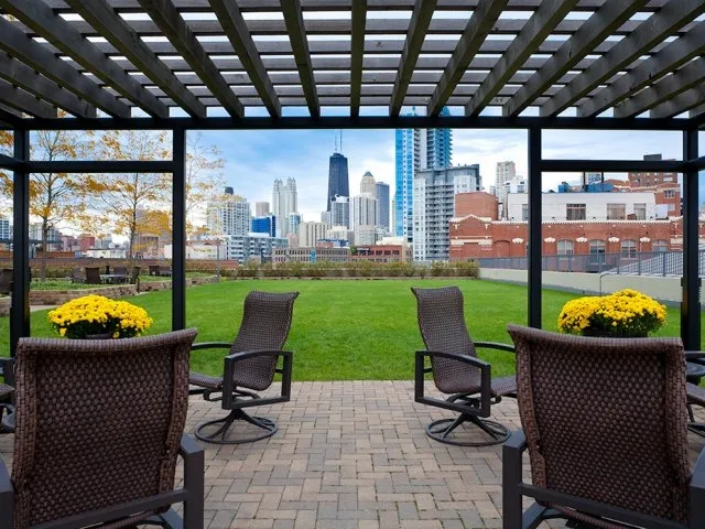 trellis sitting area at Kingsbury Plaza Apartments in River North Chicago